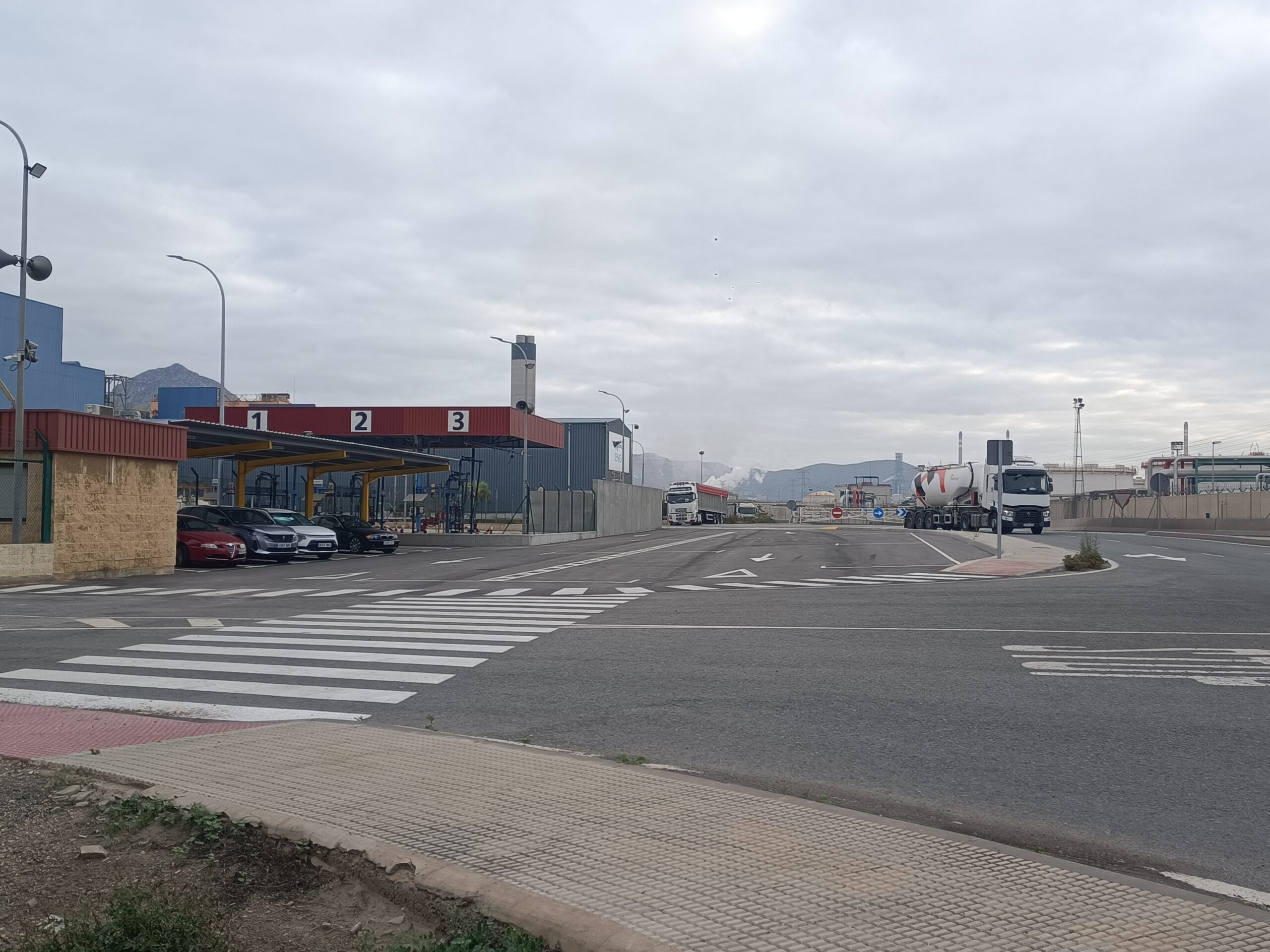 Nueva isleta de carga de camiones cisterna, área de estacionamiento de camiones y mejora de accesos en TANCAR